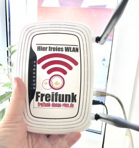 Freifunk Router mit Aufkleber