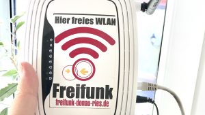 Freifunk Router mit Aufkleber